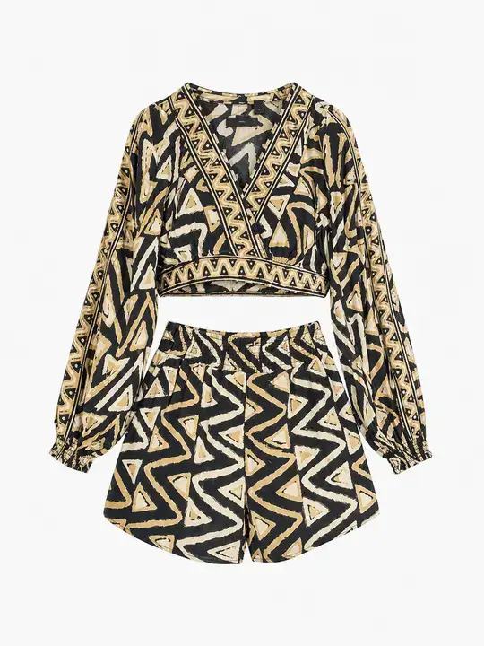 Completo due pezzi nero e beige con stampa geometrica, crop top e shorts